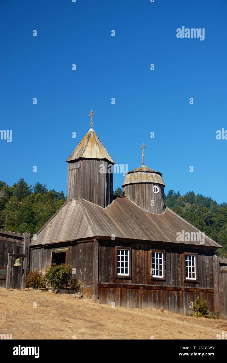 Jenner, Kalifornien, USA – 25. Juli 2008: Die rekonstruierte russisch-orthodoxe Kapelle im historischen Fort Ross State Park in Nordkalifornien. Stockfoto