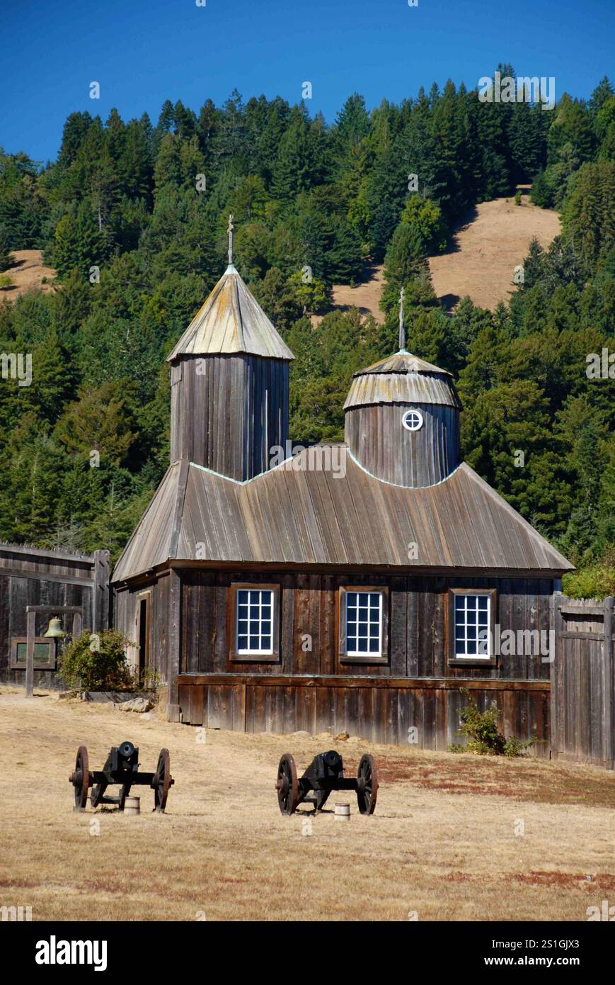 Jenner, Kalifornien, USA – 25. Juli 2008: Die rekonstruierte russisch-orthodoxe Kapelle im historischen Fort Ross State Park in Nordkalifornien. Stockfoto