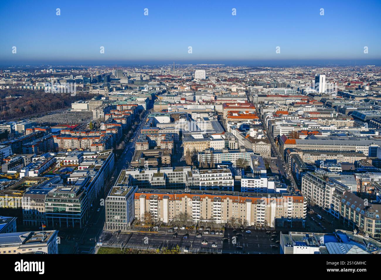 Luftaufnahme, Charite Hochhaus, Bettenhaus, Reichstag, Brandenburger Tor, Holocaust Mahnmal, Wilhelmstraße, Tiergarten, Berlin Mitte, Berlin, Deutschl Stockfoto
