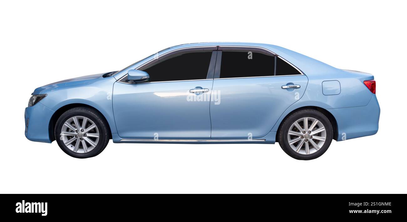 Seitenansicht der hellblauen Sportlimousine ist isoliert auf weißem Hintergrund mit Beschneidungspfad. Stockfoto
