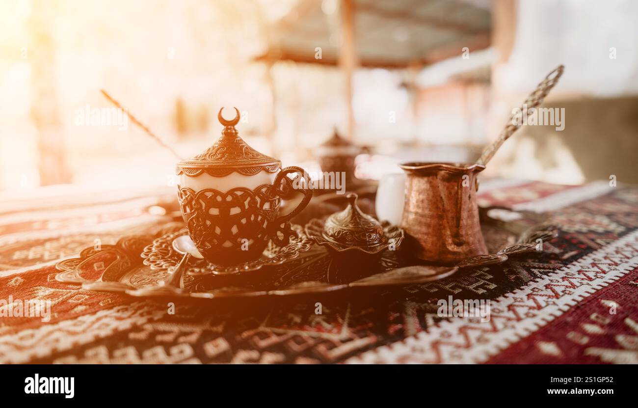 Traditioneller türkischer Kaffee auf einer Tischdecke Stockfoto