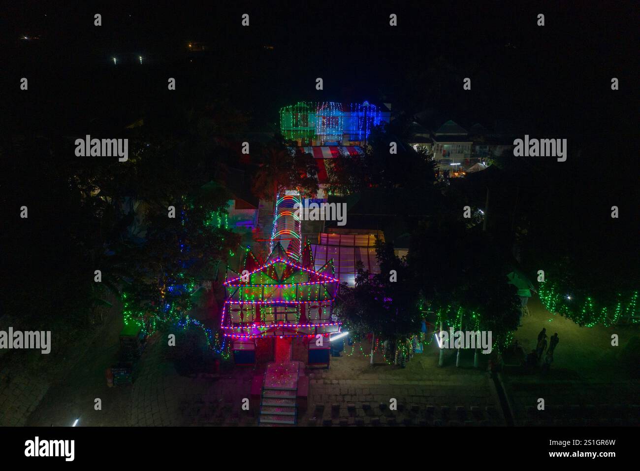 Ein Haus in der Hasenregion von Mohonganj, Bezirk Netrokona, Bangladesch, mit bunten Lichtern für eine Hochzeitszeremonie während der Wintersaison geschmückt. Stockfoto