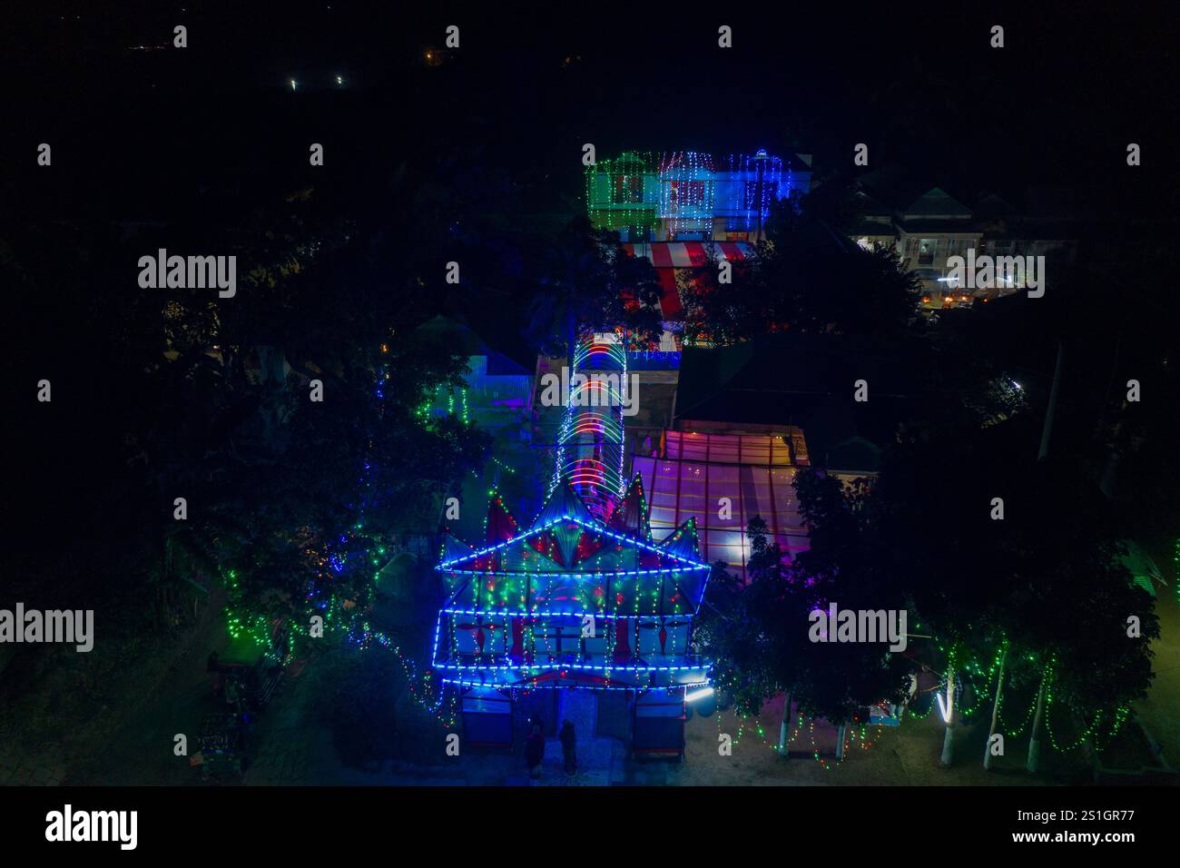 Ein Haus in der Hasenregion von Mohonganj, Bezirk Netrokona, Bangladesch, mit bunten Lichtern für eine Hochzeitszeremonie während der Wintersaison geschmückt. Stockfoto