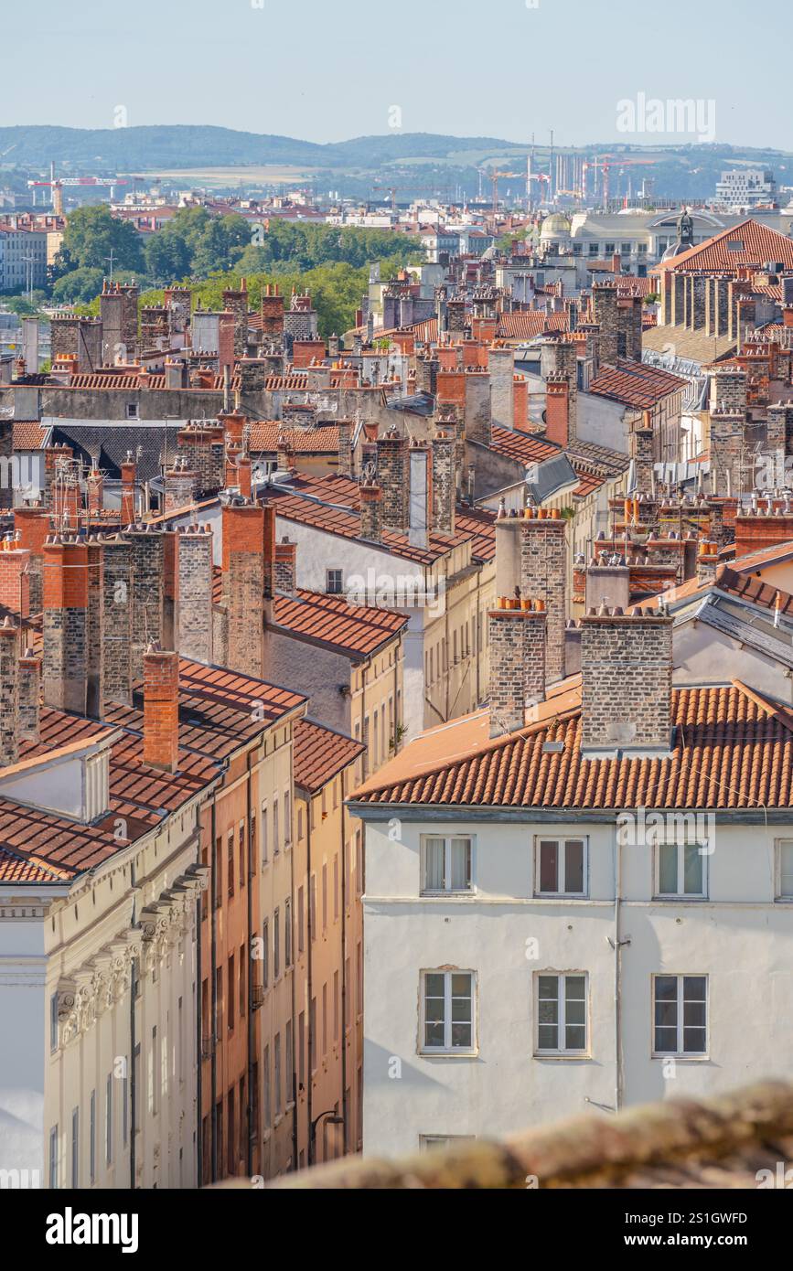 Sonniger Tag mit dem Fluss Rhône im Hintergrund. Lyons Landschaft in Frankreich wird von Hunderten von traditionellen Ziegelsteinen dominiert. Stockfoto