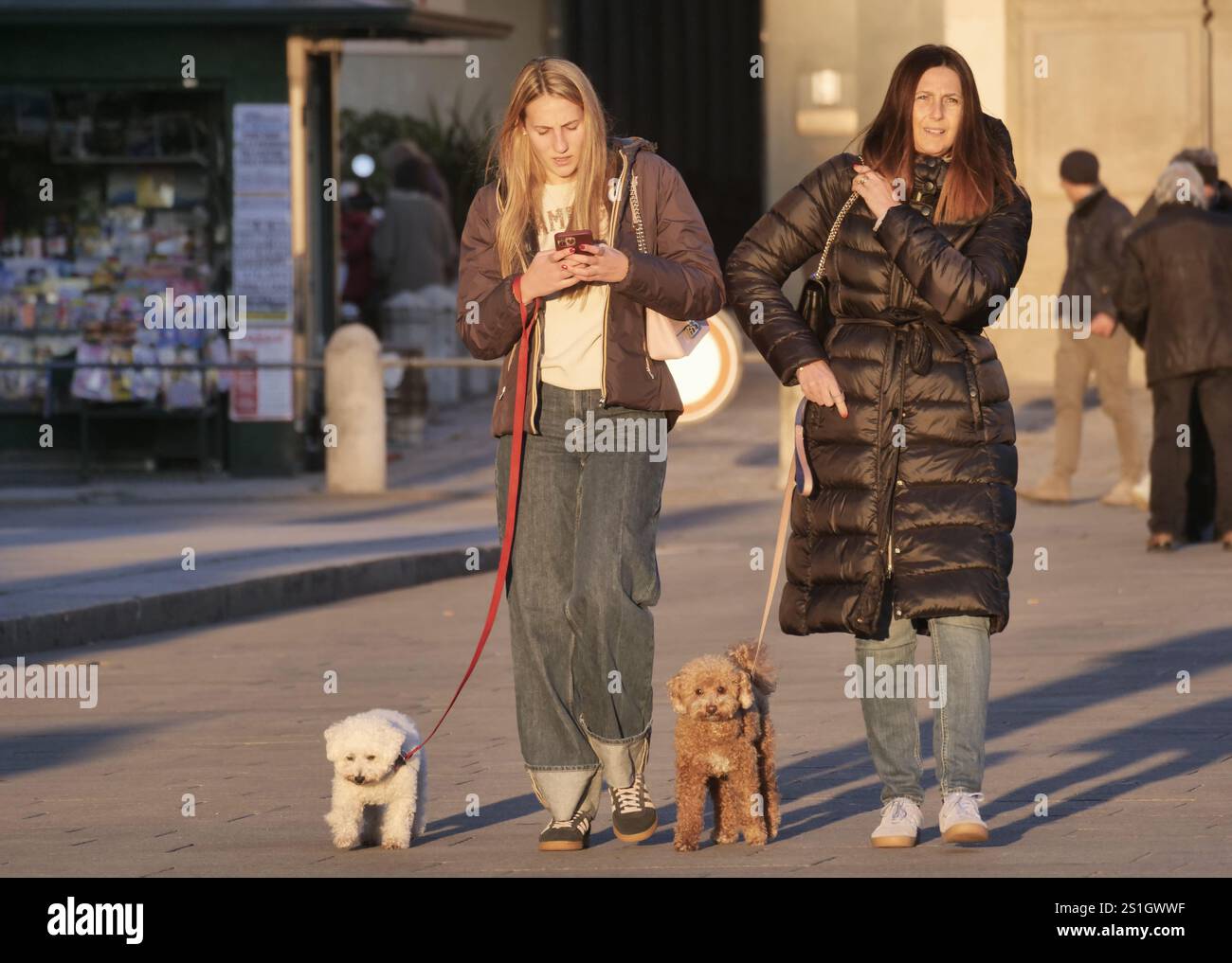 Bergamo, Italien. Januar 2025. Das Istituto Superiore di Sanità hat einen Dekalog für 2025 veröffentlicht, der eine Reihe von Empfehlungen zur Bekämpfung der Smartphone-sucht enthält Credit: Independent Photo Agency/Alamy Live News Stockfoto