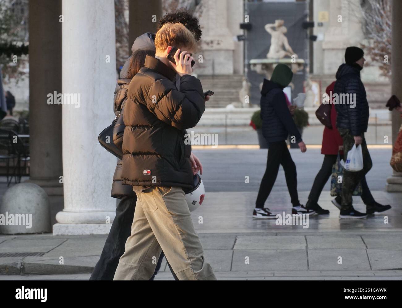 Bergamo, Italien. Januar 2025. Das Istituto Superiore di Sanità hat einen Dekalog für 2025 veröffentlicht, der eine Reihe von Empfehlungen zur Bekämpfung der Smartphone-sucht enthält Credit: Independent Photo Agency/Alamy Live News Stockfoto
