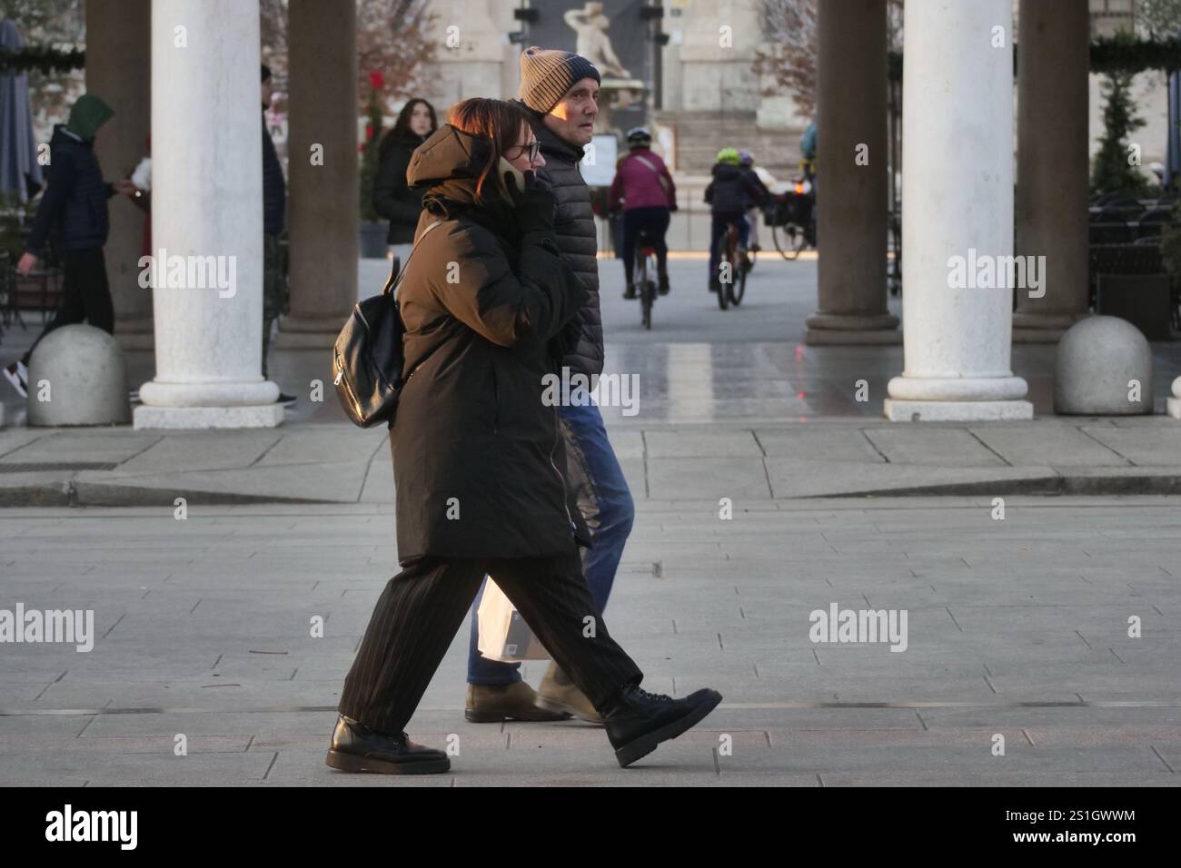 Bergamo, Italien. Januar 2025. Das Istituto Superiore di Sanità hat einen Dekalog für 2025 veröffentlicht, der eine Reihe von Empfehlungen zur Bekämpfung der Smartphone-sucht enthält Credit: Independent Photo Agency/Alamy Live News Stockfoto