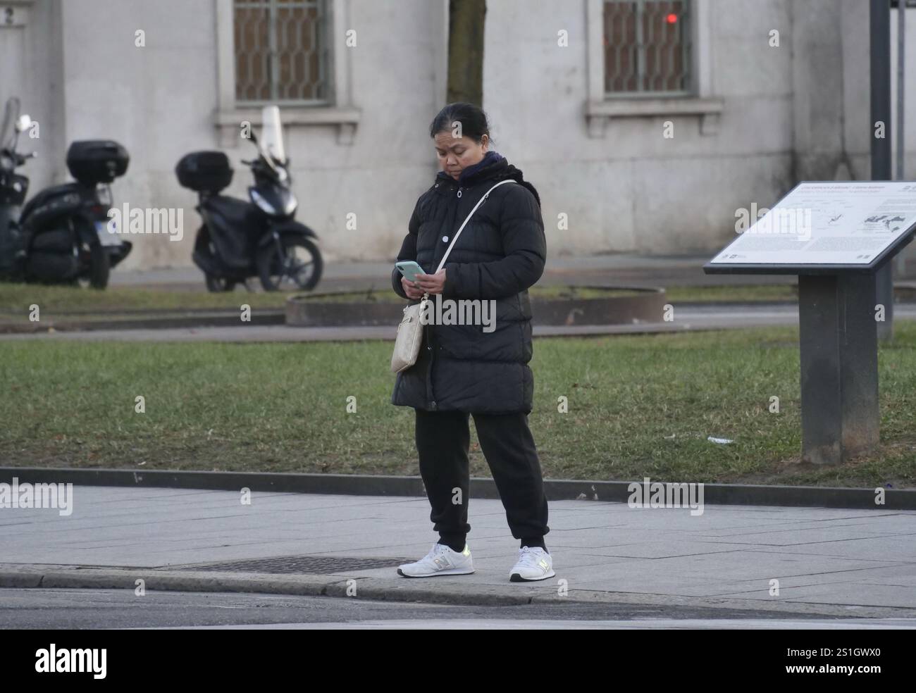 Bergamo, Italien. Januar 2025. Das Istituto Superiore di Sanità hat einen Dekalog für 2025 veröffentlicht, der eine Reihe von Empfehlungen zur Bekämpfung der Smartphone-sucht enthält Credit: Independent Photo Agency/Alamy Live News Stockfoto