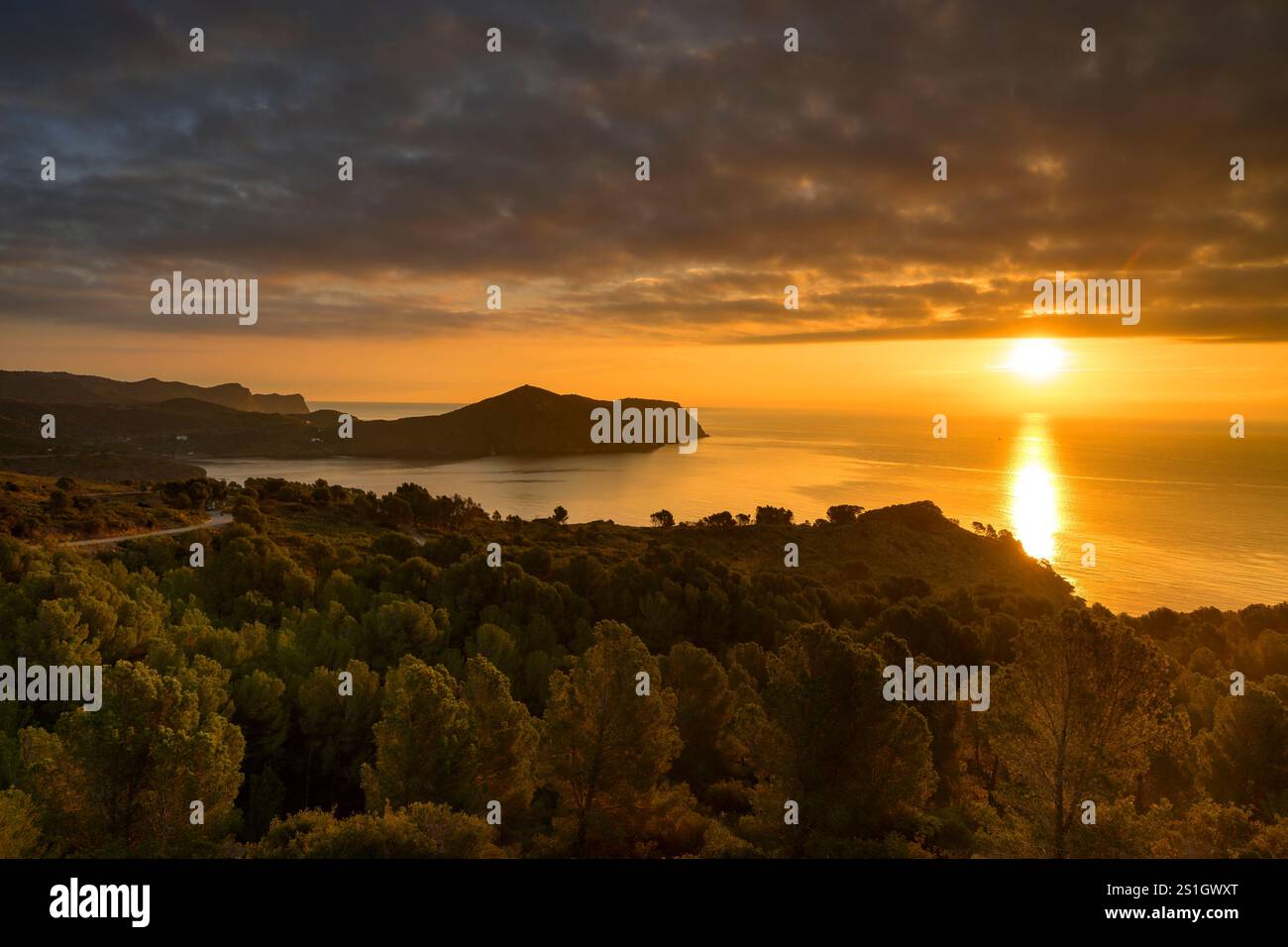 Sonnenaufgang über dem kap Cap Norfeu und der Bucht von Montjoi (Rosen), in Cap de Creus, nördlich der Costa Brava (Alt Empordà, Girona, Katalonien, Spanien) Stockfoto