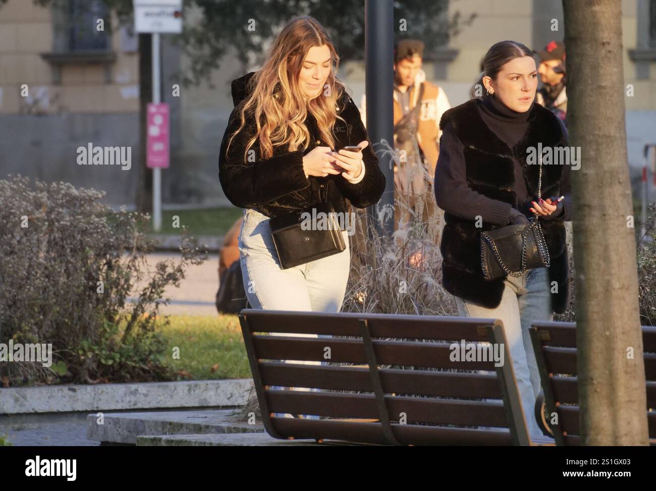 Bergamo, Italien. Januar 2025. Das Istituto Superiore di Sanità hat einen Dekalog für 2025 veröffentlicht, der eine Reihe von Empfehlungen zur Bekämpfung der Smartphone-sucht enthält Credit: Independent Photo Agency/Alamy Live News Stockfoto