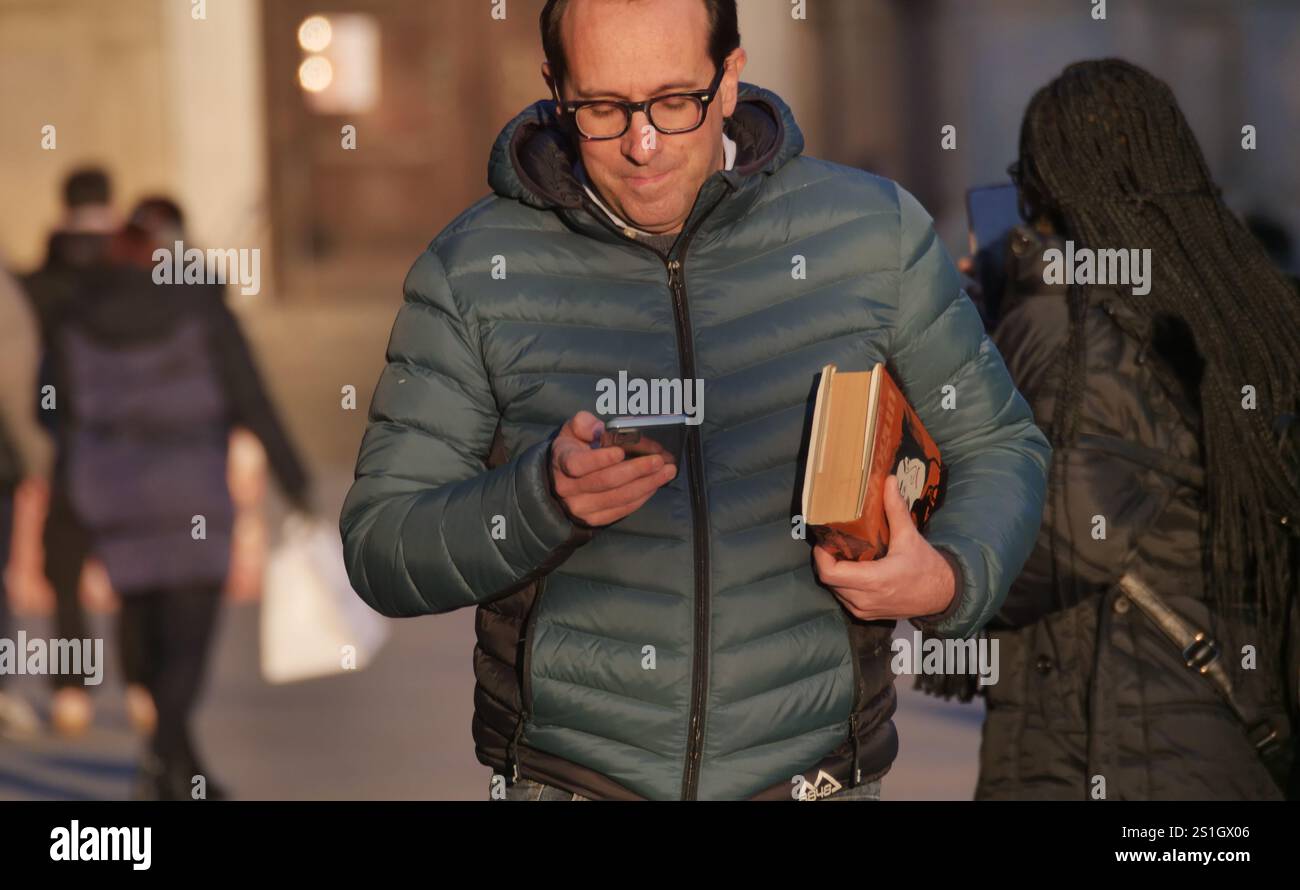 Bergamo, Italien. Januar 2025. Das Istituto Superiore di Sanità hat einen Dekalog für 2025 veröffentlicht, der eine Reihe von Empfehlungen zur Bekämpfung der Smartphone-sucht enthält Credit: Independent Photo Agency/Alamy Live News Stockfoto