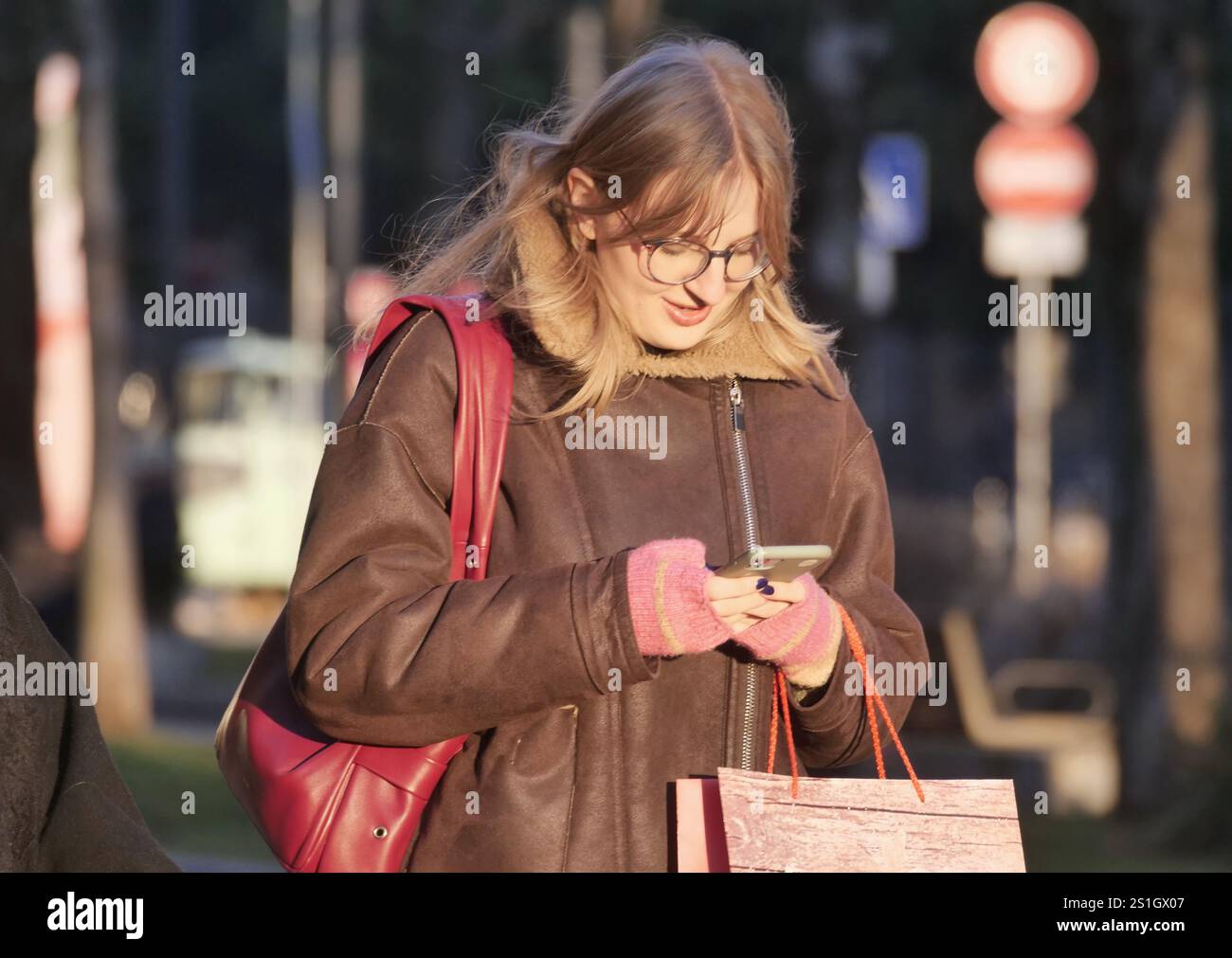 Bergamo, Italien. Januar 2025. Das Istituto Superiore di Sanità hat einen Dekalog für 2025 veröffentlicht, der eine Reihe von Empfehlungen zur Bekämpfung der Smartphone-sucht enthält Credit: Independent Photo Agency/Alamy Live News Stockfoto