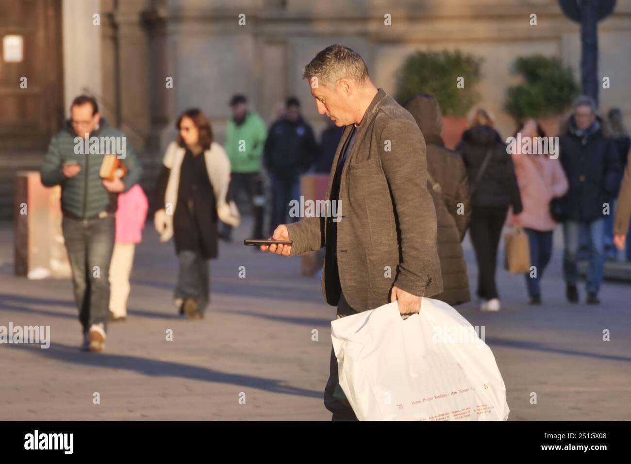 Bergamo, Italien. Januar 2025. Das Istituto Superiore di Sanità hat einen Dekalog für 2025 veröffentlicht, der eine Reihe von Empfehlungen zur Bekämpfung der Smartphone-sucht enthält Credit: Independent Photo Agency/Alamy Live News Stockfoto