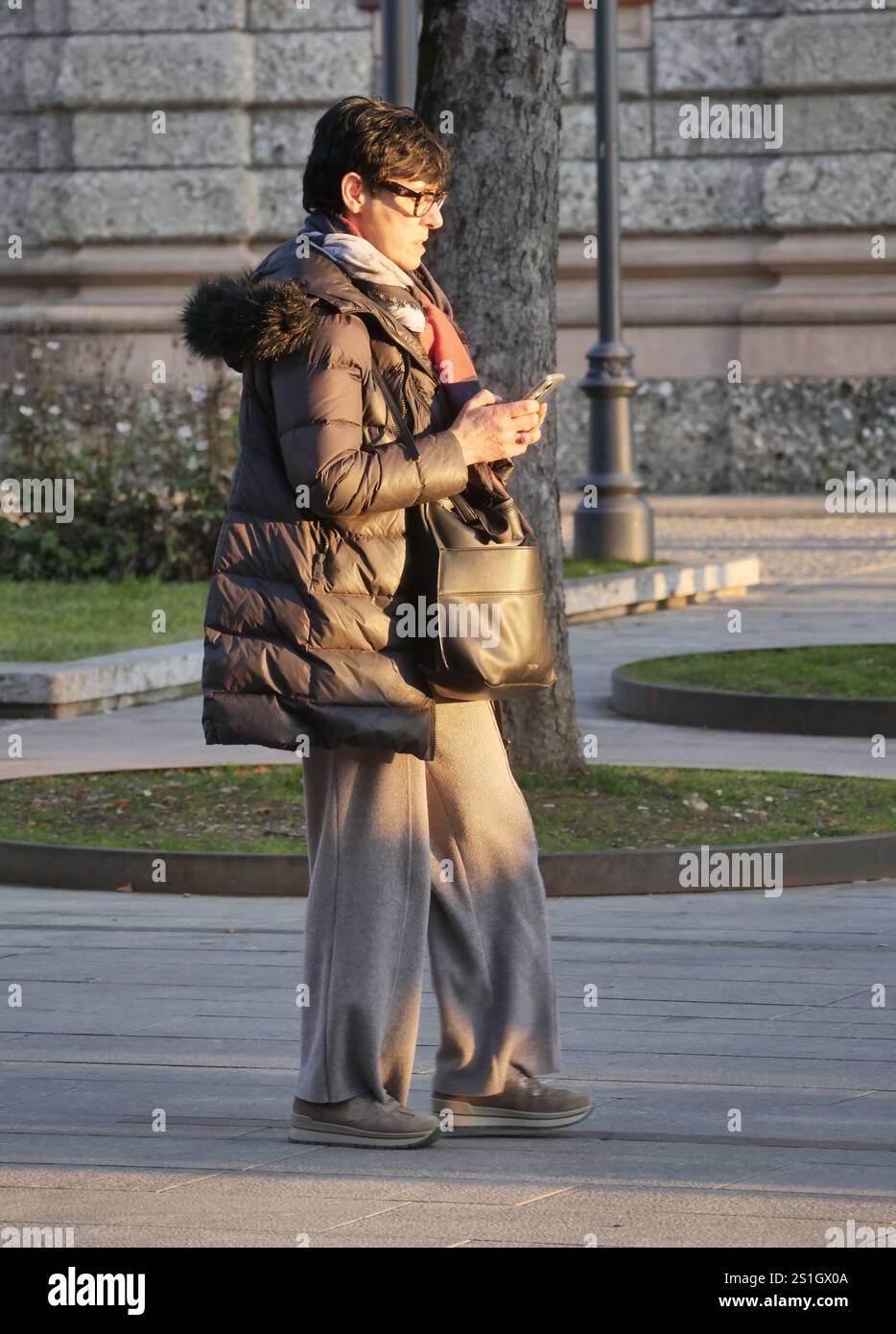 Bergamo, Italien. Januar 2025. Das Istituto Superiore di Sanità hat einen Dekalog für 2025 veröffentlicht, der eine Reihe von Empfehlungen zur Bekämpfung der Smartphone-sucht enthält Credit: Independent Photo Agency/Alamy Live News Stockfoto