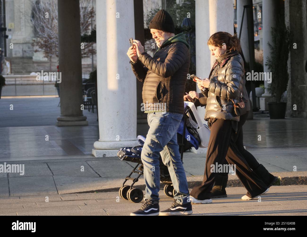 Bergamo, Italien. Januar 2025. Das Istituto Superiore di Sanità hat einen Dekalog für 2025 veröffentlicht, der eine Reihe von Empfehlungen zur Bekämpfung der Smartphone-sucht enthält Credit: Independent Photo Agency/Alamy Live News Stockfoto