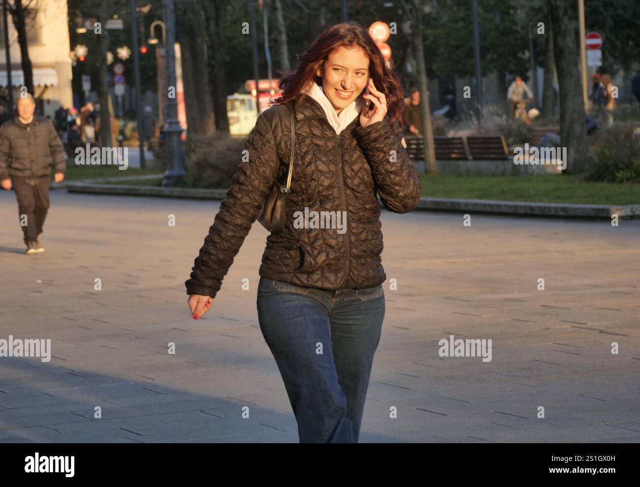 Bergamo, Italien. Januar 2025. Das Istituto Superiore di Sanità hat einen Dekalog für 2025 veröffentlicht, der eine Reihe von Empfehlungen zur Bekämpfung der Smartphone-sucht enthält Credit: Independent Photo Agency/Alamy Live News Stockfoto