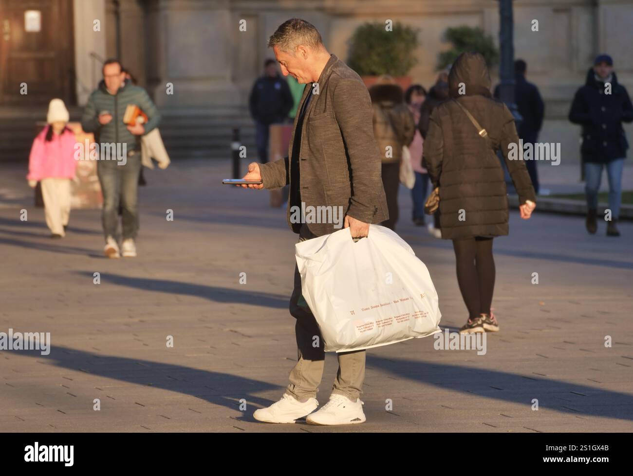 Bergamo, Italien. Januar 2025. Das Istituto Superiore di Sanità hat einen Dekalog für 2025 veröffentlicht, der eine Reihe von Empfehlungen zur Bekämpfung der Smartphone-sucht enthält Credit: Independent Photo Agency/Alamy Live News Stockfoto