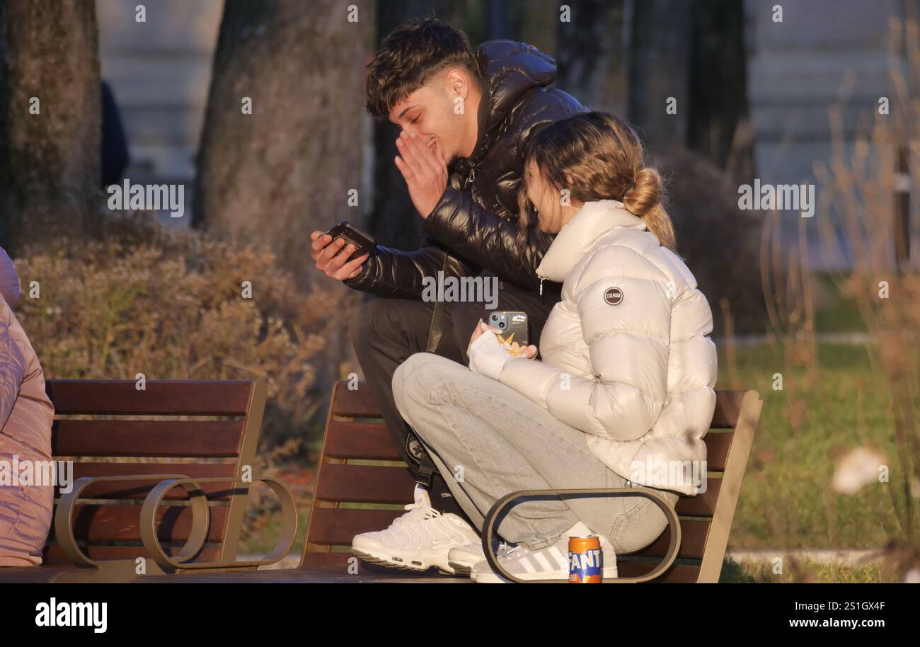 Bergamo, Italien. Januar 2025. Das Istituto Superiore di Sanità hat einen Dekalog für 2025 veröffentlicht, der eine Reihe von Empfehlungen zur Bekämpfung der Smartphone-sucht enthält Credit: Independent Photo Agency/Alamy Live News Stockfoto