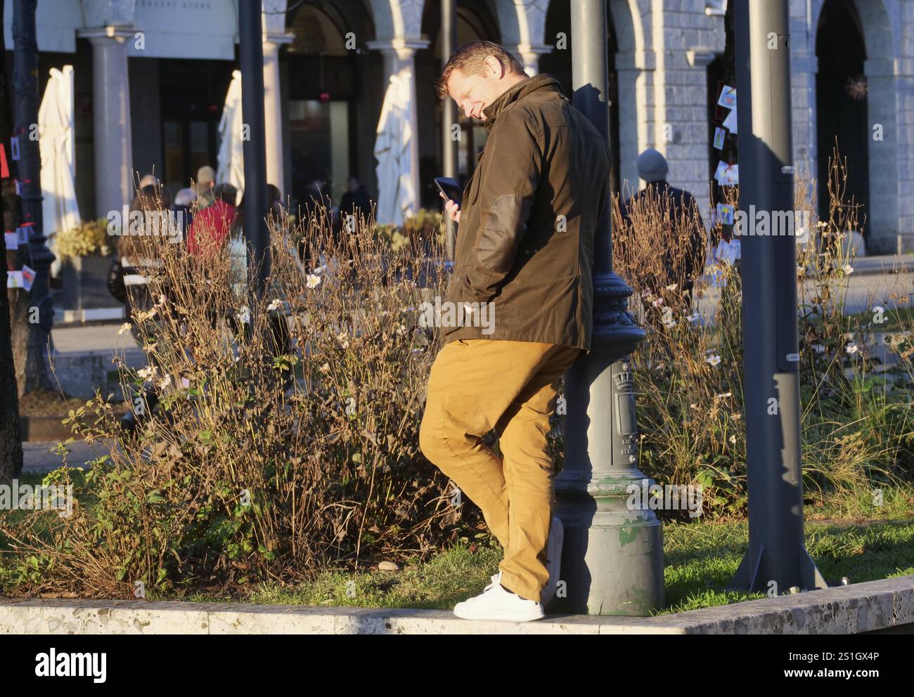 Bergamo, Italien. Januar 2025. Das Istituto Superiore di Sanità hat einen Dekalog für 2025 veröffentlicht, der eine Reihe von Empfehlungen zur Bekämpfung der Smartphone-sucht enthält Credit: Independent Photo Agency/Alamy Live News Stockfoto