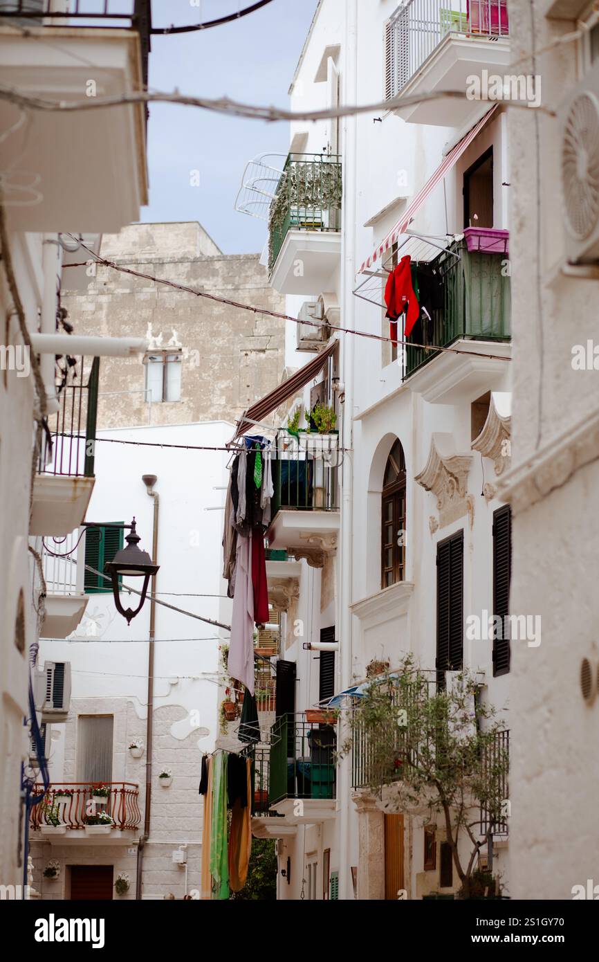 Urbane enge Straßenszene in Monopoli, Süditalien Stockfoto