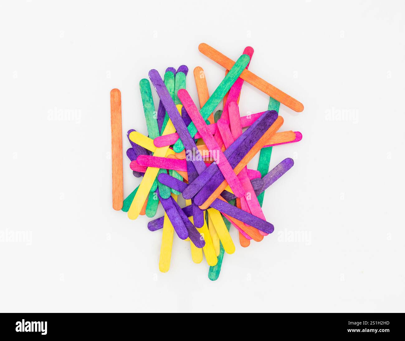 Bunte Sticks für Kunst und Kunsthandwerk auf weißem isoliertem Hintergrund Stockfoto