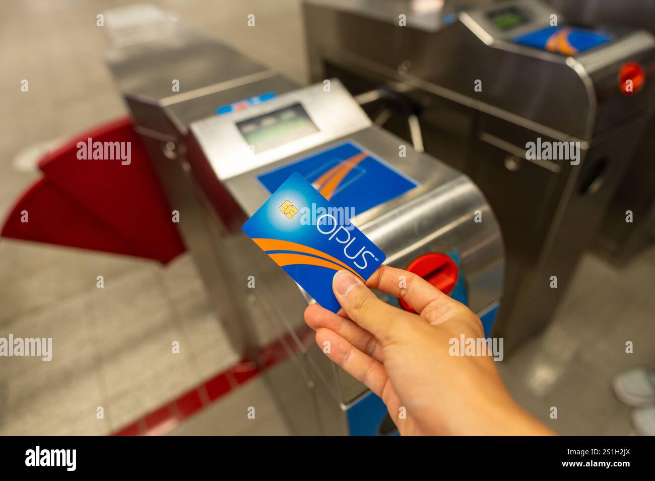 Verwenden Sie die OPUS-Smartcard, um die Ticketschalter der U-Bahn-Station Berri-UQAM in Montreal zu betreten. Stockfoto