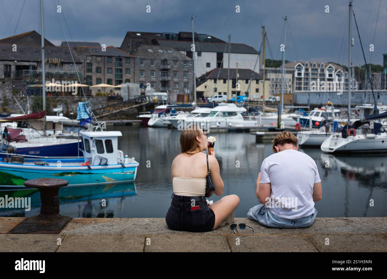Im Urlaub essen wir ein Eis Stockfoto