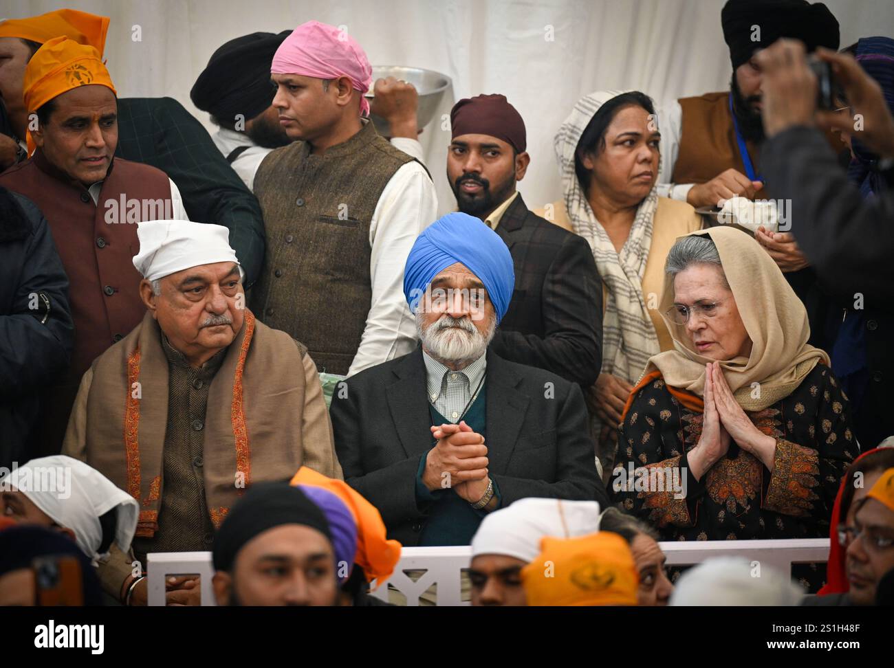 Neu-Delhi, Indien. Januar 2025. NEW DELHI, INDIEN - 3. JANUAR: Sonia Gandhi, Kongressvorsitzende, zusammen mit Montek Singh Ahluwalia, indischer Ökonom und Kongressvorsitzender Bhupinder Singh Hooda während der Antim Ardas des ehemaligen indischen Premierministers, verstorbenen Manmohan Singh, am 3. Januar 2025 in Rakabganj Gurudwara in Neu-Delhi, Indien. (Foto: Sanchit Khanna/Hindustan Times/SIPA USA) Credit: SIPA USA/Alamy Live News Stockfoto