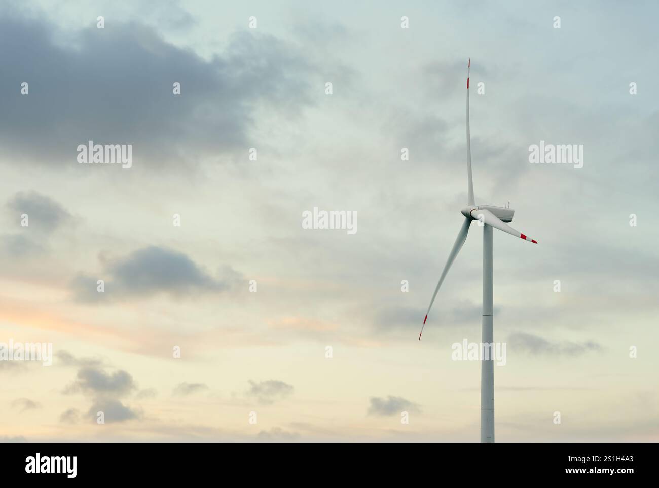 Windturbinen am Dock des Hafens von Bilbao Stockfoto