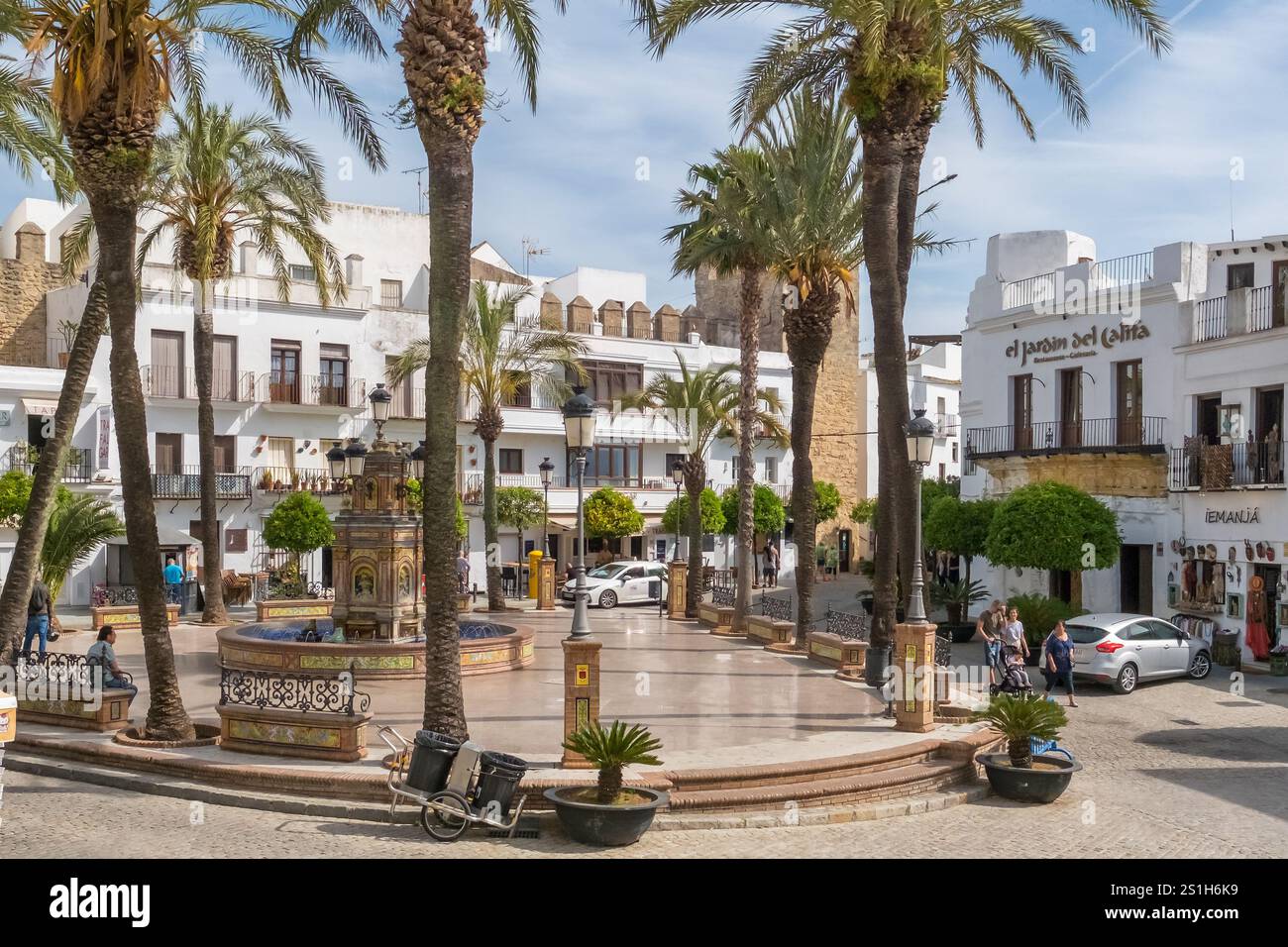 Brunnen auf der Plaza de Espana in der Stadt Vejer de la Frontera in Andalusien, Spanien Stockfoto