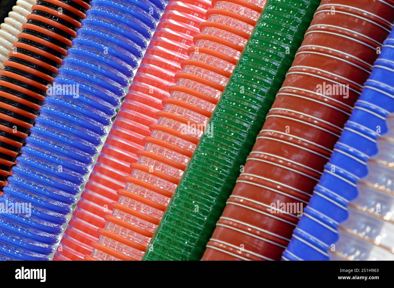 Gruppe von mehrfarbigen gewellten Kunststoffschläuchen, abstrakter bunter Hintergrund Stockfoto