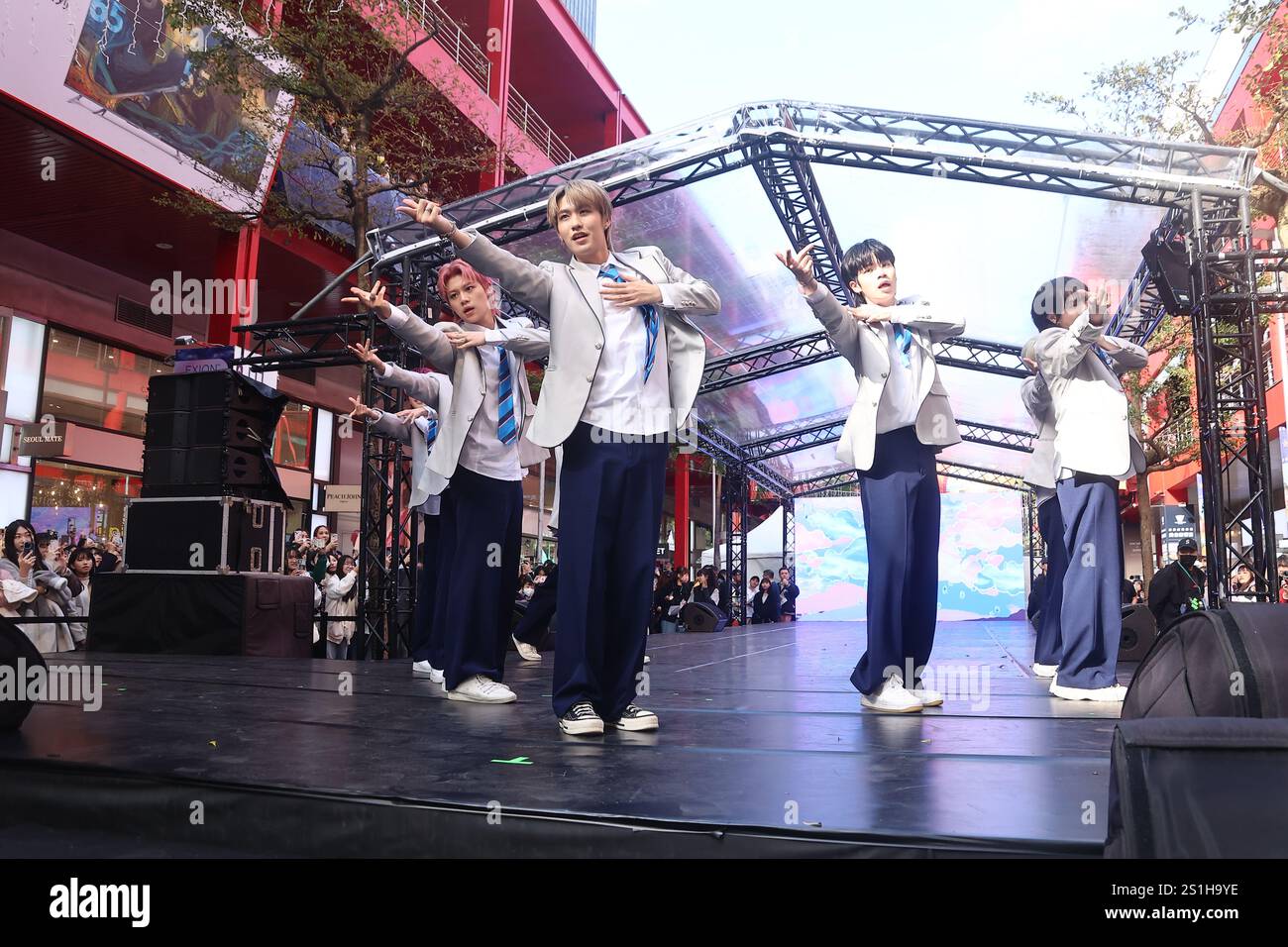 TAIPEI, CHINA - 4. JANUAR 2025 - U: NUS-Bandmitglieder nahmen als Gäste an der Unterzeichnungszeremonie der 7-köpfigen Gruppe Teil, die für das Finale von t ausgewählt wurde Stockfoto