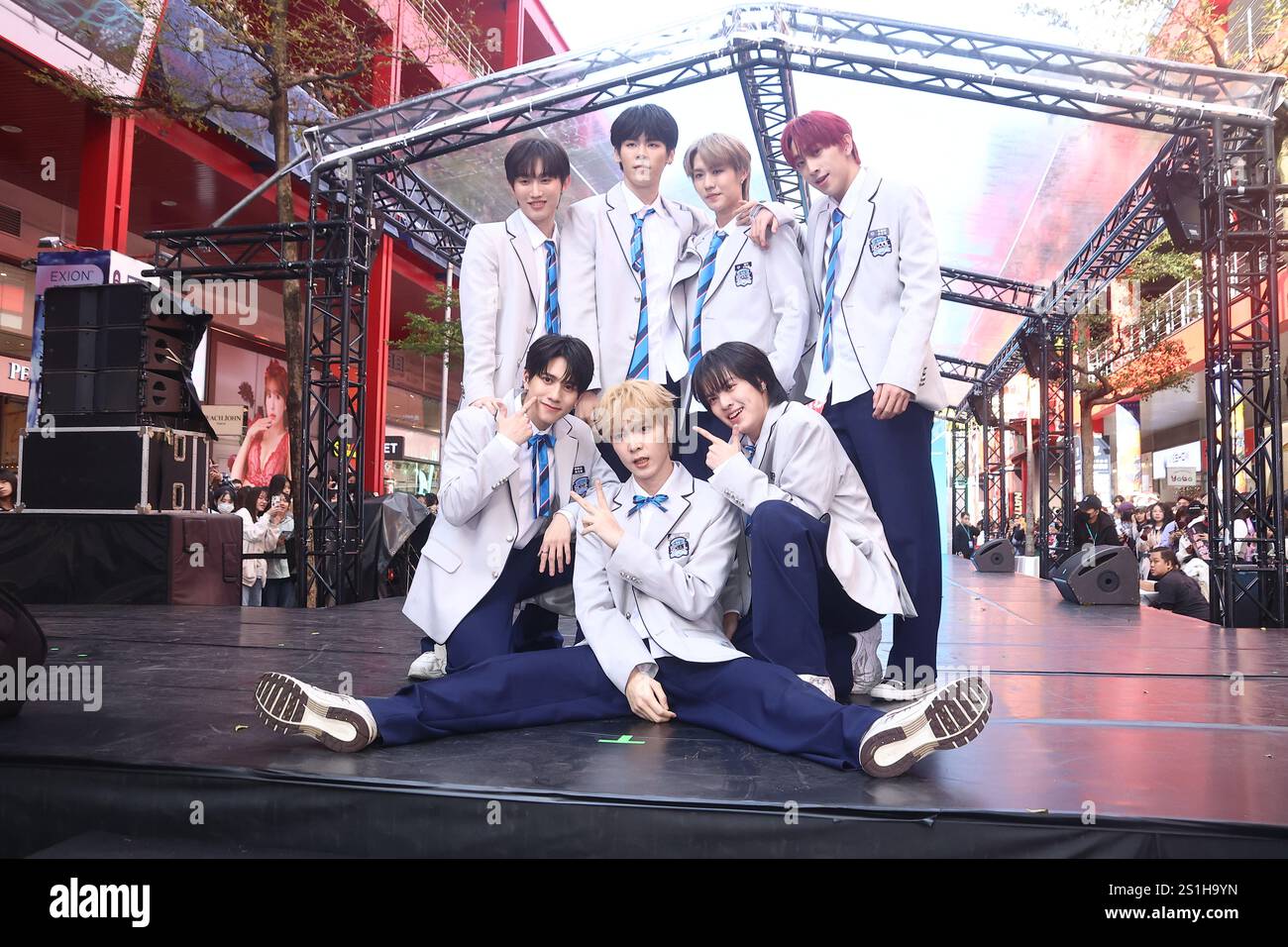TAIPEI, CHINA - 4. JANUAR 2025 - U: NUS-Bandmitglieder nahmen als Gäste an der Unterzeichnungszeremonie der 7-köpfigen Gruppe Teil, die für das Finale von t ausgewählt wurde Stockfoto