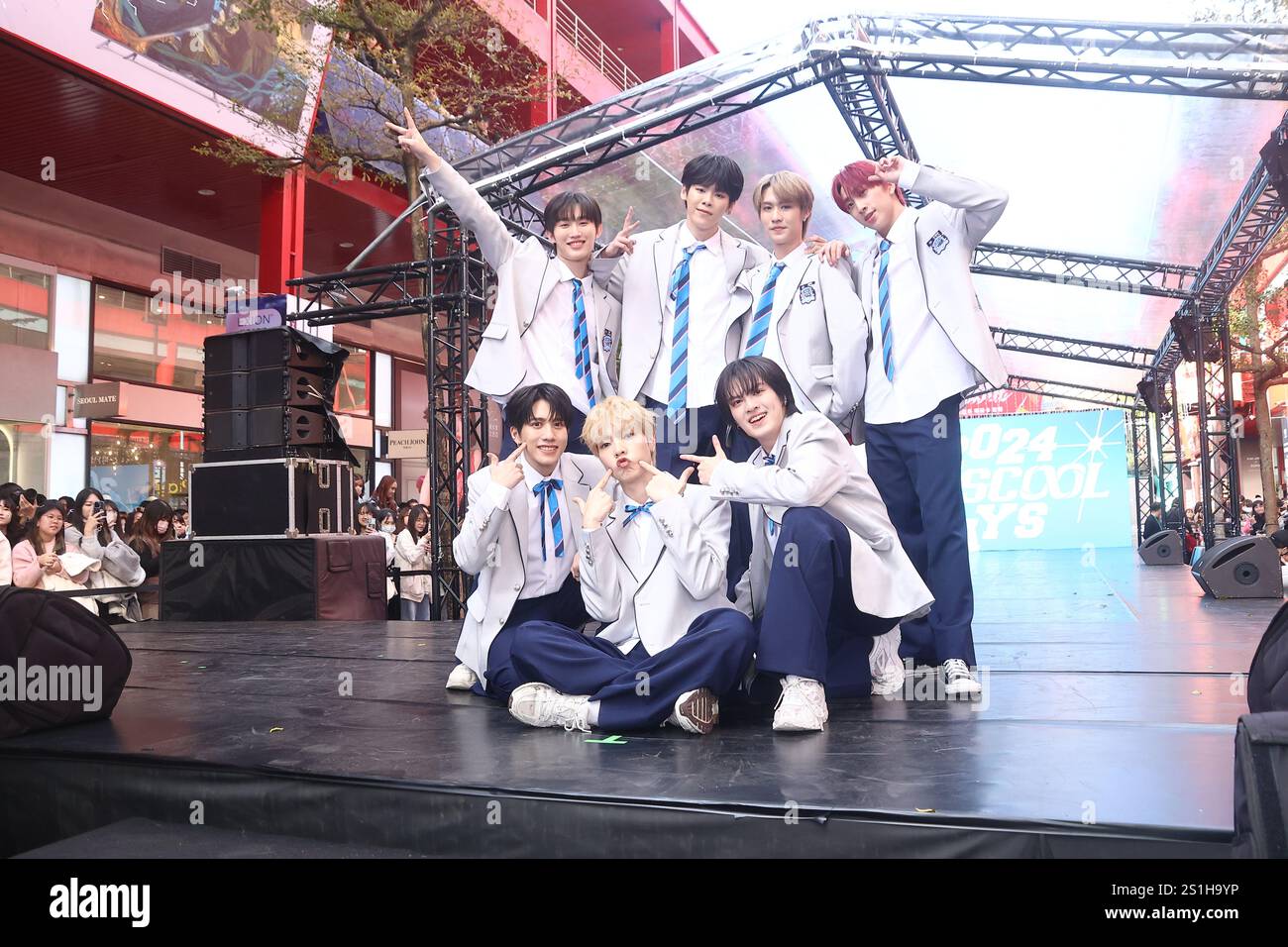 TAIPEI, CHINA - 4. JANUAR 2025 - U: NUS-Bandmitglieder nahmen als Gäste an der Unterzeichnungszeremonie der 7-köpfigen Gruppe Teil, die für das Finale von t ausgewählt wurde Stockfoto