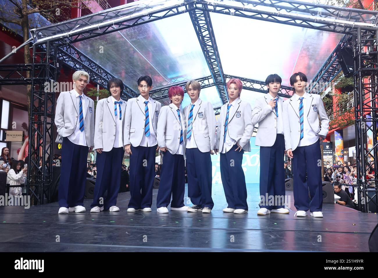 TAIPEI, CHINA - 4. JANUAR 2025 - U: NUS-Bandmitglieder nahmen als Gäste an der Unterzeichnungszeremonie der 7-köpfigen Gruppe Teil, die für das Finale von t ausgewählt wurde Stockfoto