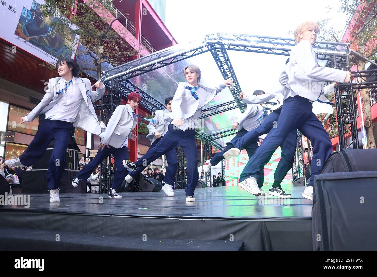 TAIPEI, CHINA - 4. JANUAR 2025 - U: NUS-Bandmitglieder nahmen als Gäste an der Unterzeichnungszeremonie der 7-köpfigen Gruppe Teil, die für das Finale von t ausgewählt wurde Stockfoto
