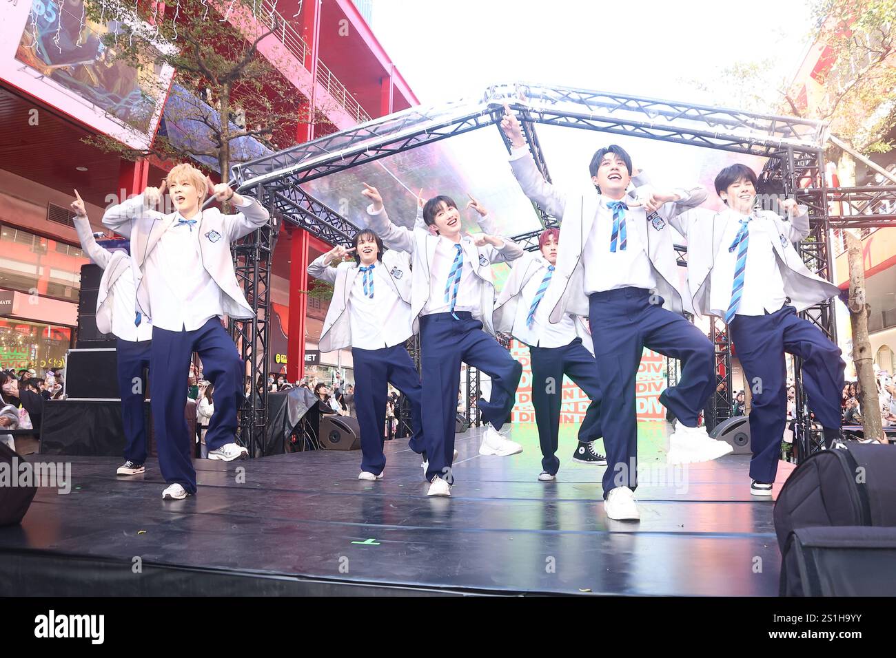 TAIPEI, CHINA - 4. JANUAR 2025 - U: NUS-Bandmitglieder nahmen als Gäste an der Unterzeichnungszeremonie der 7-köpfigen Gruppe Teil, die für das Finale von t ausgewählt wurde Stockfoto