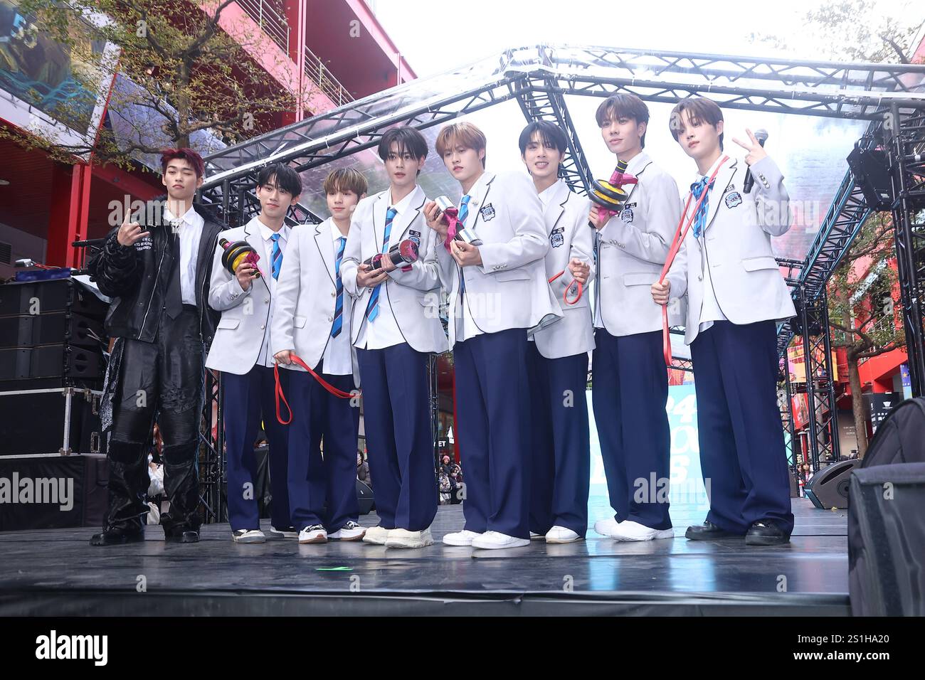 TAIPEI, CHINA - 4. JANUAR 2025 - U: NUS-Bandmitglieder nahmen als Gäste an der Unterzeichnungszeremonie der 7-köpfigen Gruppe Teil, die für das Finale von t ausgewählt wurde Stockfoto
