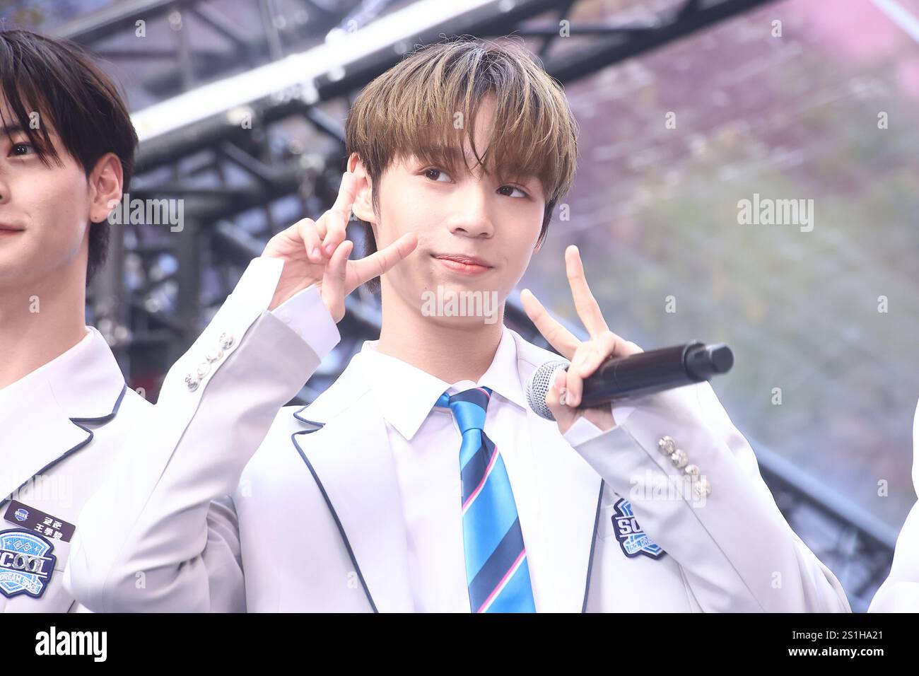 TAIPEI, CHINA - 4. JANUAR 2025 - U: NUS-Bandmitglieder nahmen als Gäste an der Unterzeichnungszeremonie der 7-köpfigen Gruppe Teil, die für das Finale von t ausgewählt wurde Stockfoto
