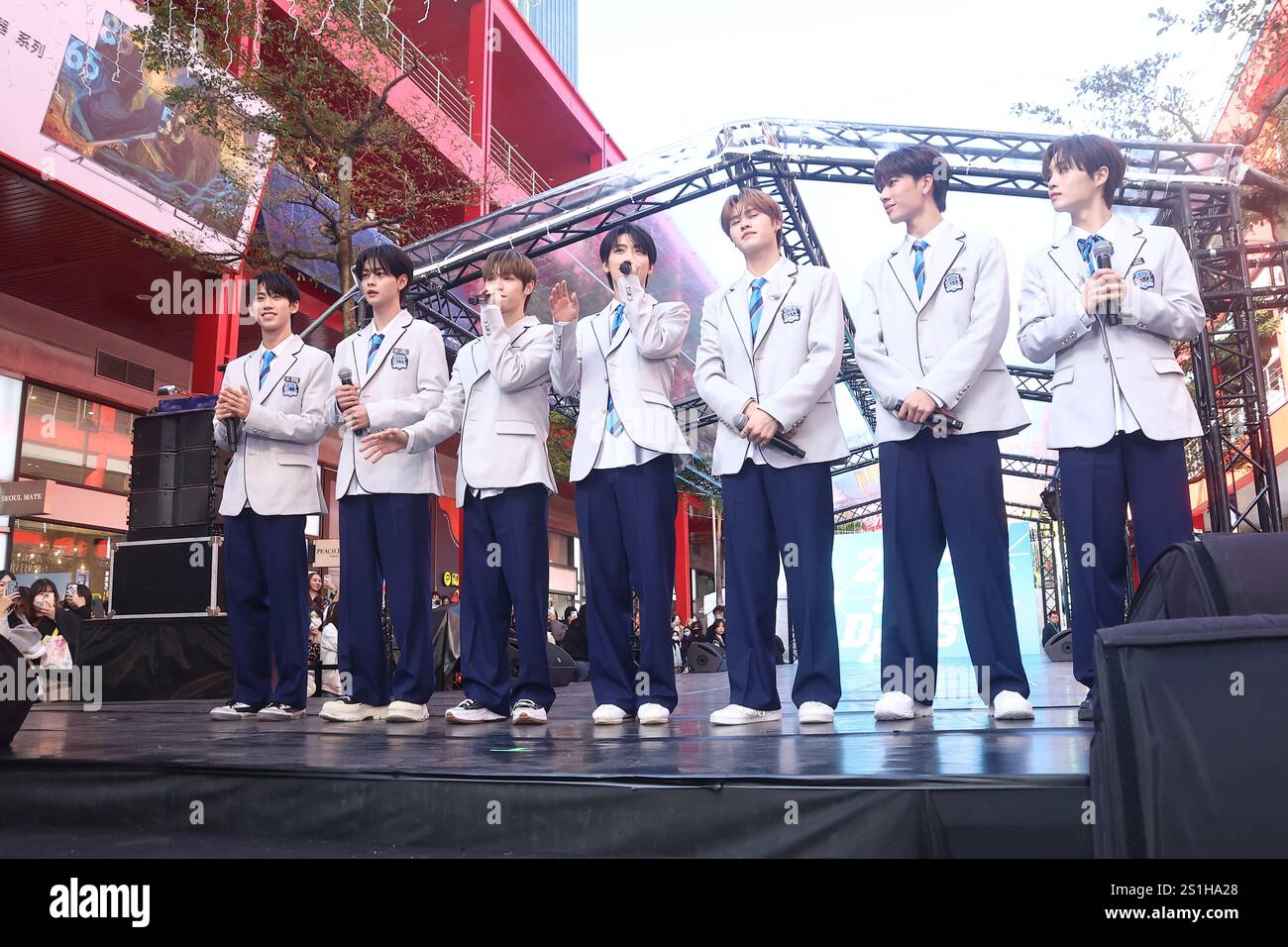 TAIPEI, CHINA - 4. JANUAR 2025 - U: NUS-Bandmitglieder nahmen als Gäste an der Unterzeichnungszeremonie der 7-köpfigen Gruppe Teil, die für das Finale von t ausgewählt wurde Stockfoto