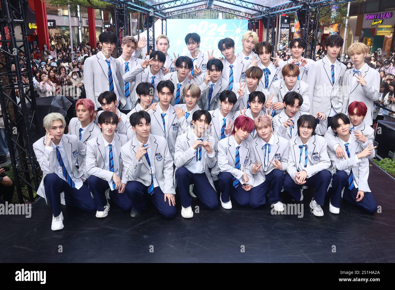 TAIPEI, CHINA - 4. JANUAR 2025 - U: NUS-Bandmitglieder nahmen als Gäste an der Unterzeichnungszeremonie der 7-köpfigen Gruppe Teil, die für das Finale von t ausgewählt wurde Stockfoto