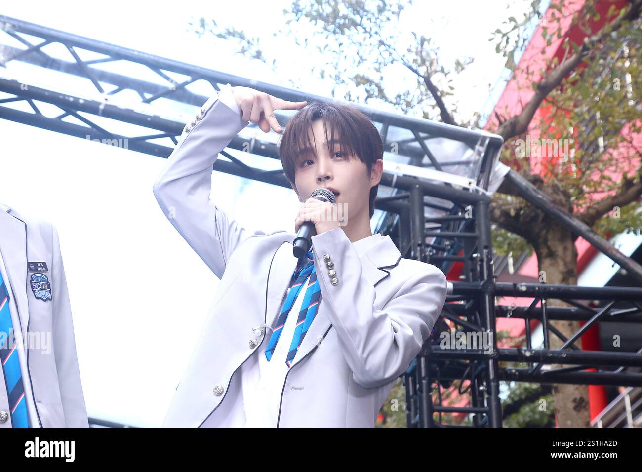 TAIPEI, CHINA - 4. JANUAR 2025 - U: NUS-Bandmitglieder nahmen als Gäste an der Unterzeichnungszeremonie der 7-köpfigen Gruppe Teil, die für das Finale von t ausgewählt wurde Stockfoto