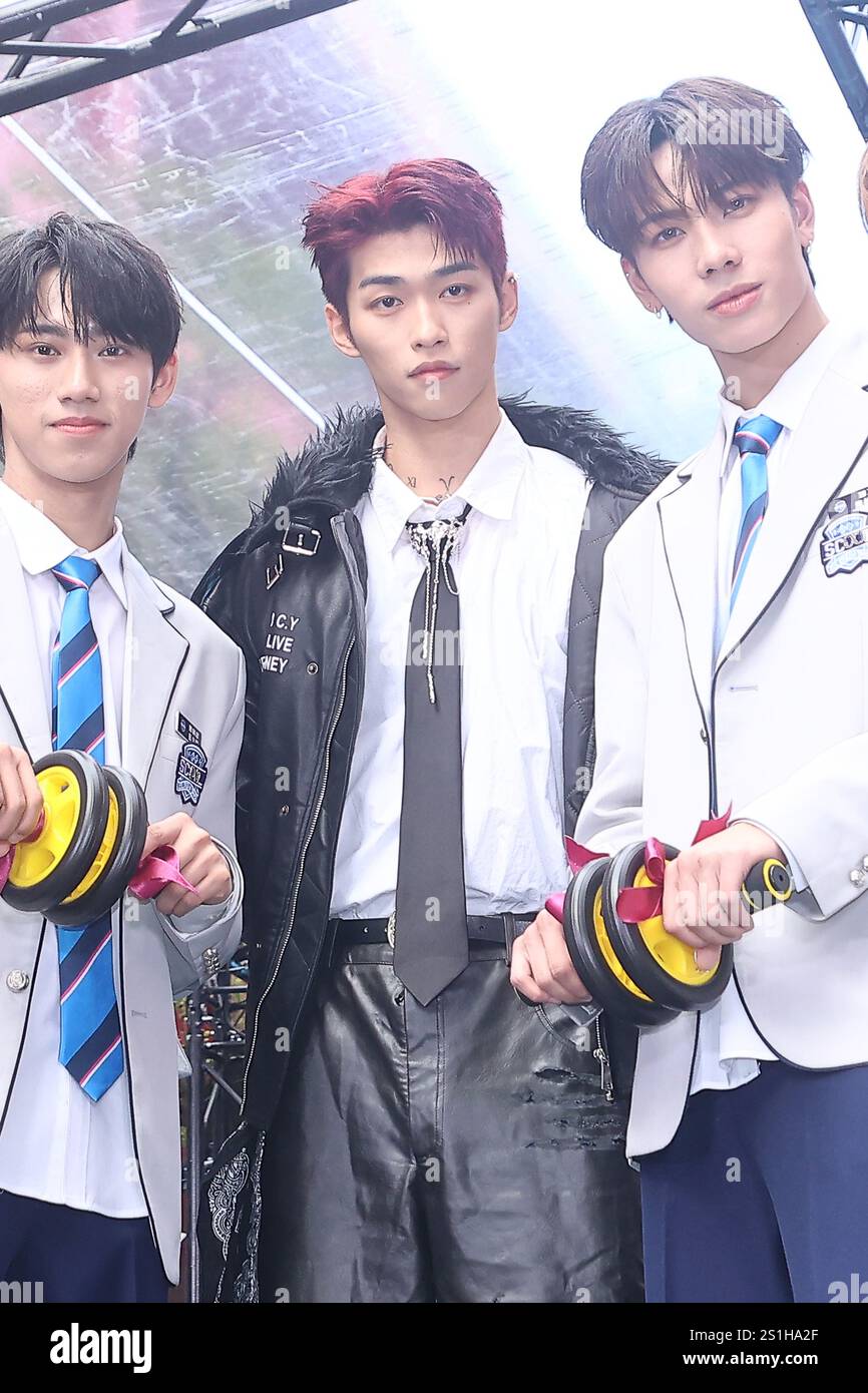 TAIPEI, CHINA - 4. JANUAR 2025 - U: NUS-Bandmitglieder nahmen als Gäste an der Unterzeichnungszeremonie der 7-köpfigen Gruppe Teil, die für das Finale von t ausgewählt wurde Stockfoto