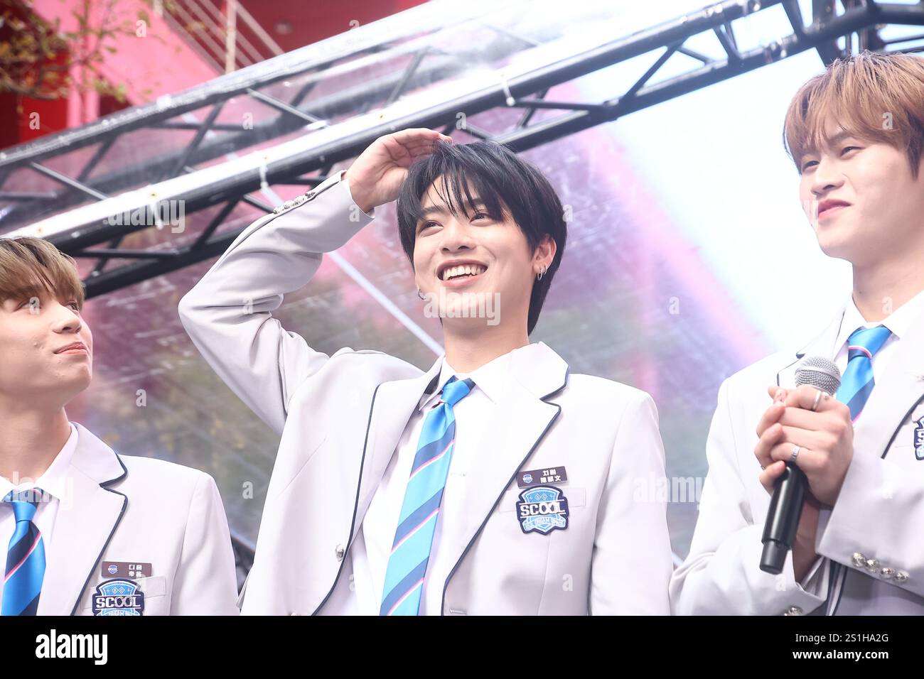 TAIPEI, CHINA - 4. JANUAR 2025 - U: NUS-Bandmitglieder nahmen als Gäste an der Unterzeichnungszeremonie der 7-köpfigen Gruppe Teil, die für das Finale von t ausgewählt wurde Stockfoto