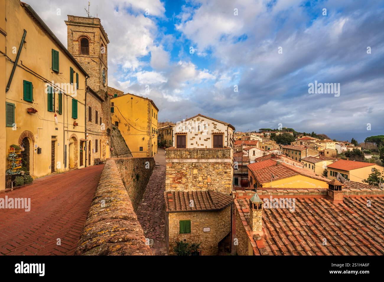 Blick auf die Stadt Montescudaio mit dem Bürgerturm. Provinz Pisa, Region Toskana, Italien Stockfoto
