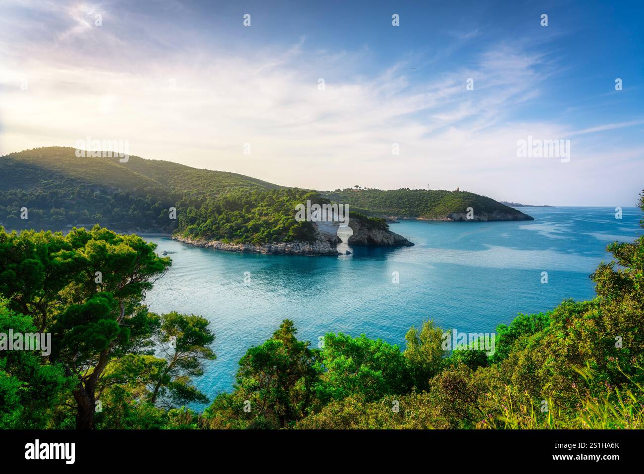 Vieste, San Felice Felsenbogen am Meer, Gargano Halbinsel, Apulien oder Apulien Region, Italien, Europa Stockfoto