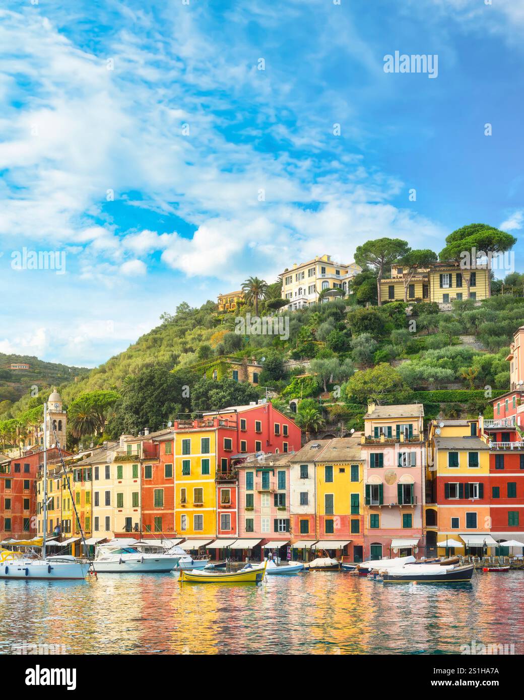 Blick auf das luxuriöse Reiseziel Portofino. Dorf, Yachten und Boote im kleinen Yachthafen. Region Ligurien, Italien Stockfoto