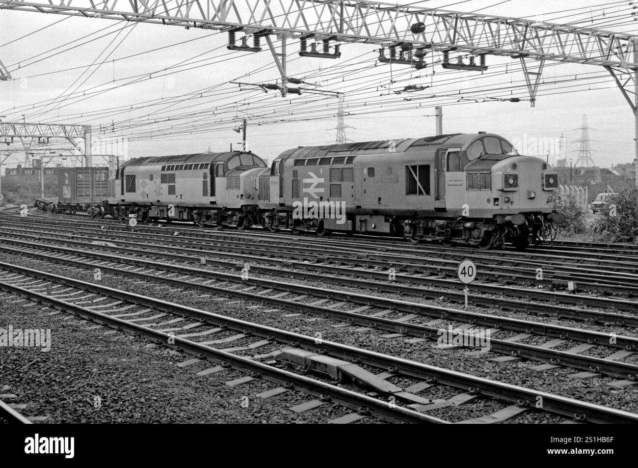 Ein Paar der Baureihe 37 Diesellokomotiven mit den Nummern 37068 und 37074 mit einem leicht beladenen freightliner kam am 18. September 1990 von der Channelsea-Kurve in Stratford ab. Stockfoto