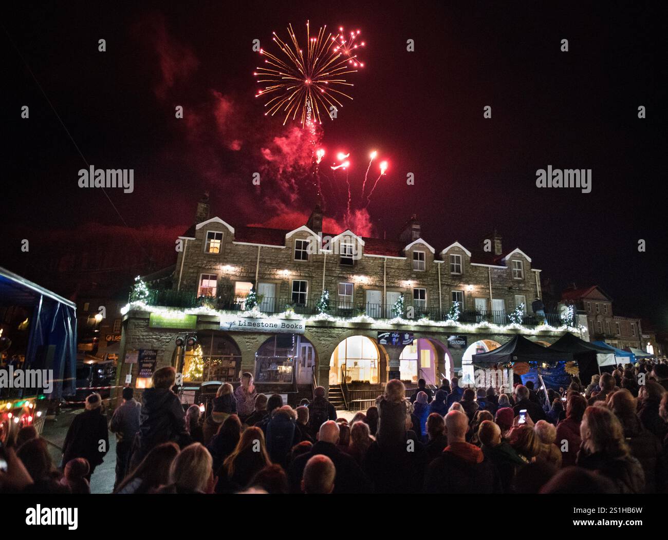 Feuerwerk über dem historischen Gebäude, bekannt als The Shambles in Settle, North Yorkshire, markiert das Einschalten der Weihnachtsbeleuchtung. Stockfoto