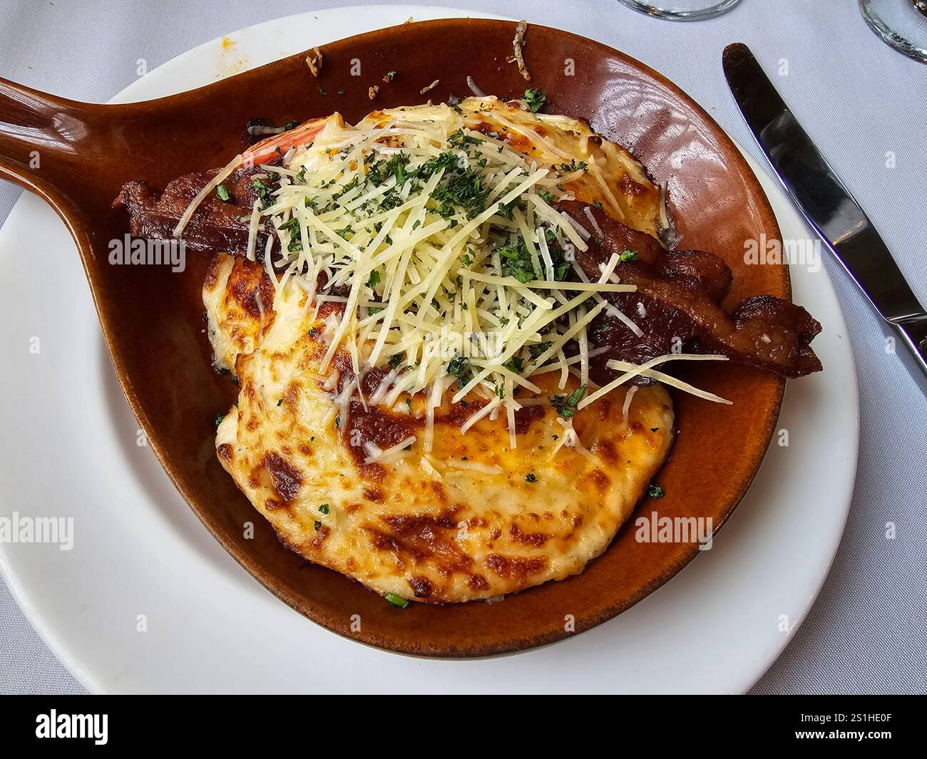 Hot Brown im Brown Hotel, Louisville, Kentucky. Das Gericht aus truthahn, Speck und Mornay-Sauce wurde 1926 berühmt. Stockfoto